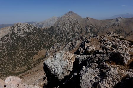 Pohled z vrcholu Aktaštau na horu Tokaličuka (3807 m) na tádžické hranici.